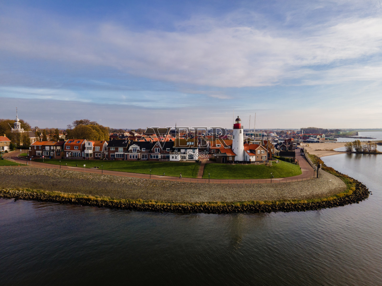 乌尔克村庄与美丽的五彩灯塔在爱瑟米尔湖荷兰弗莱佛兰港照片摄影图片