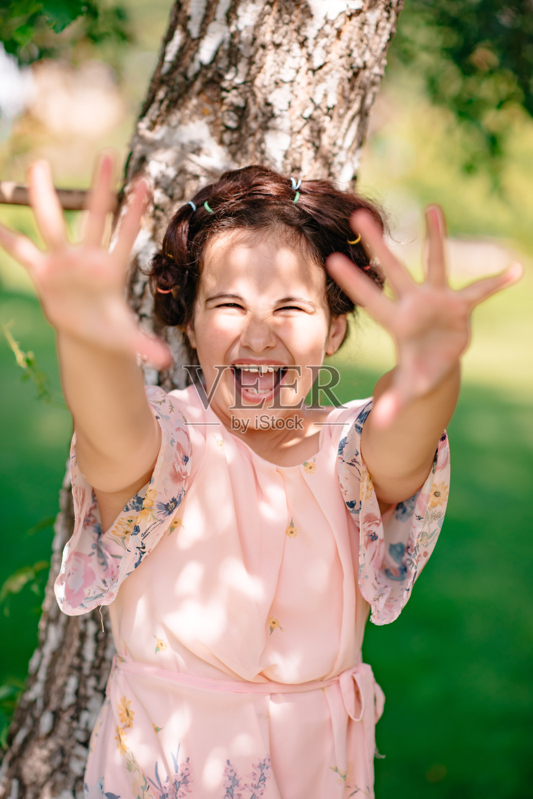 快乐的孩子在公园里散步。照片摄影图片