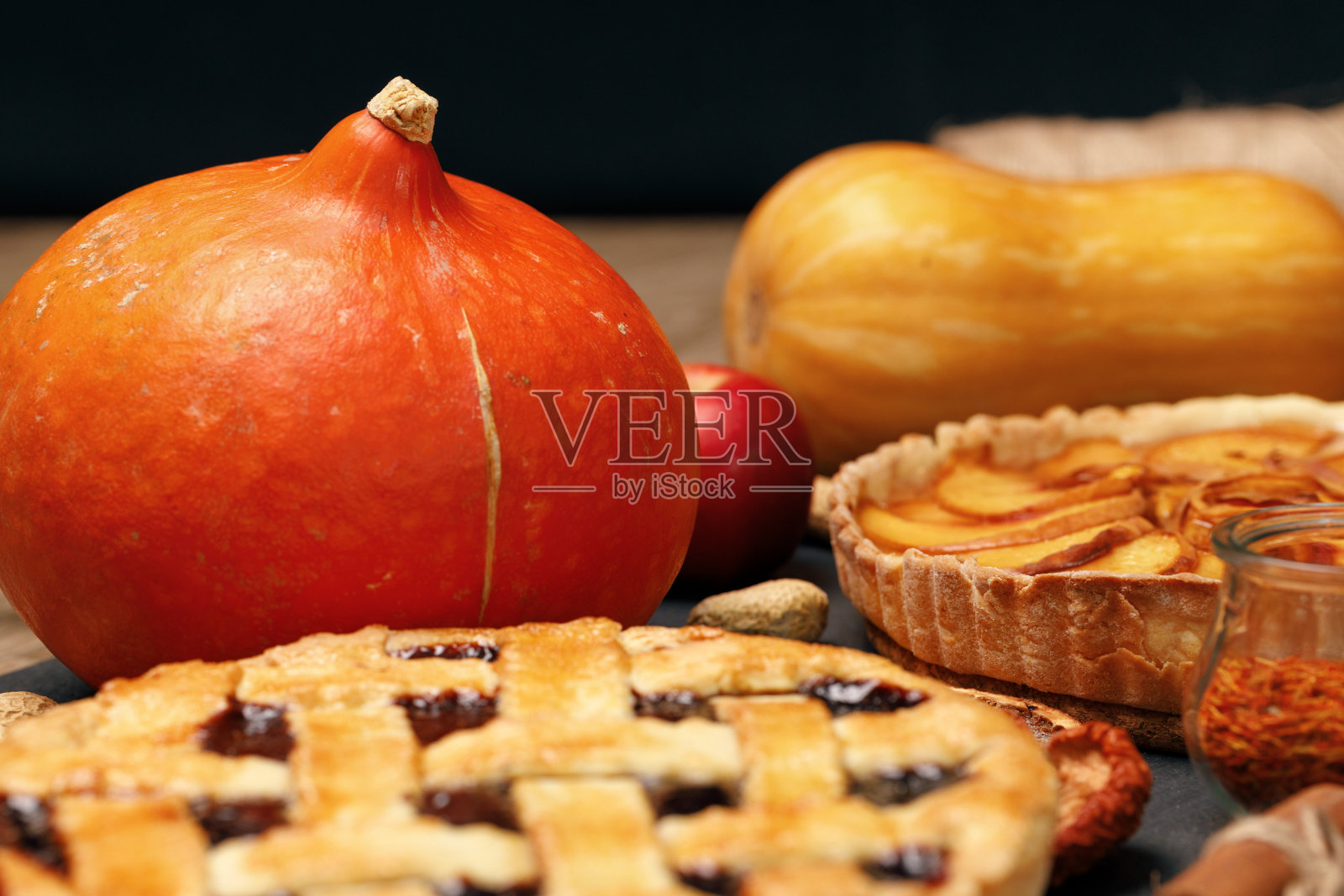 靠近黑色桌子上的浆果馅饼照片摄影图片