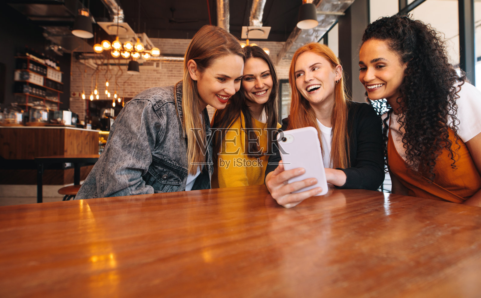 朋友们在咖啡馆闲逛照片摄影图片