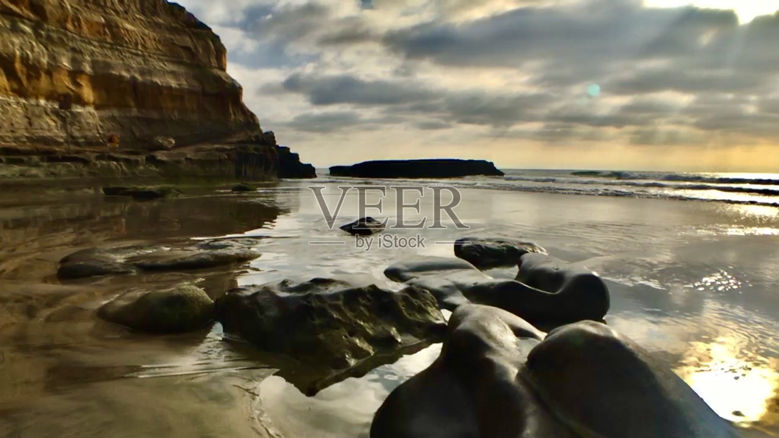 反光的沙滩和海浪照片摄影图片