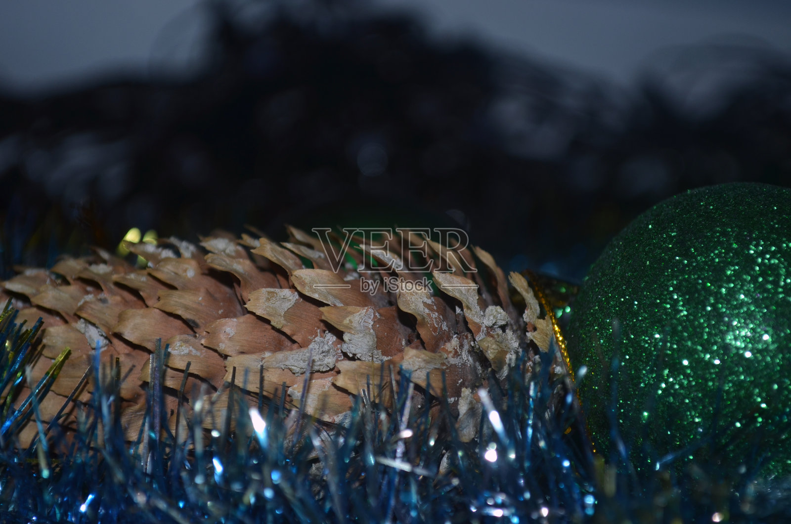 花环。圣诞树上的装饰品。庆祝。气球。新年。照片摄影图片