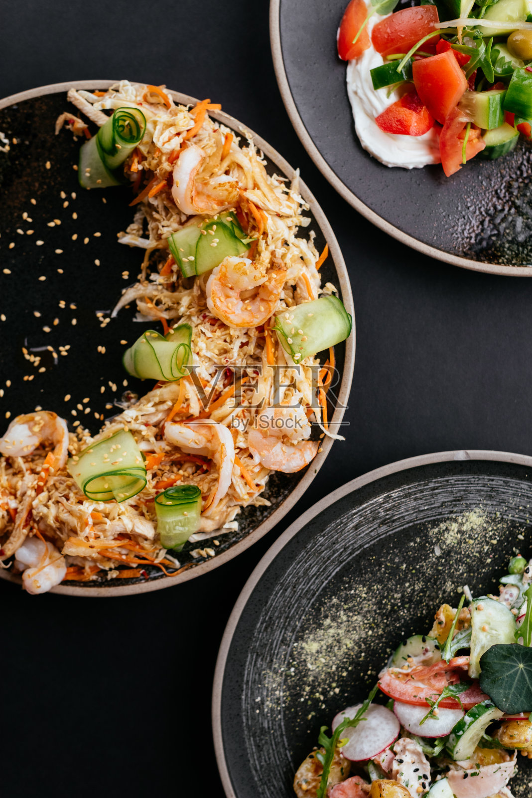 黑底虾仁亚洲蔬菜沙拉照片摄影图片