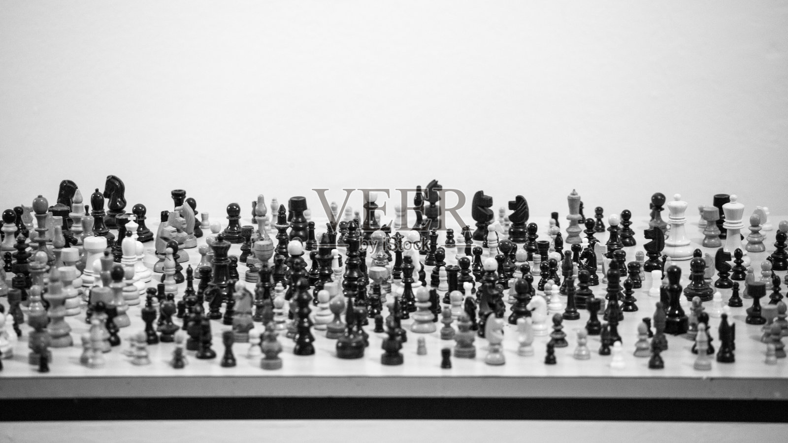 国际象棋人物和棋盘照片摄影图片