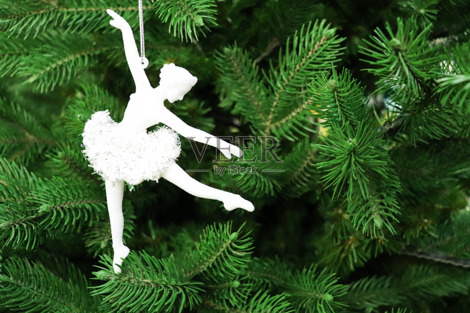 原来圣诞树上装饰着新年玩具照片摄影图片