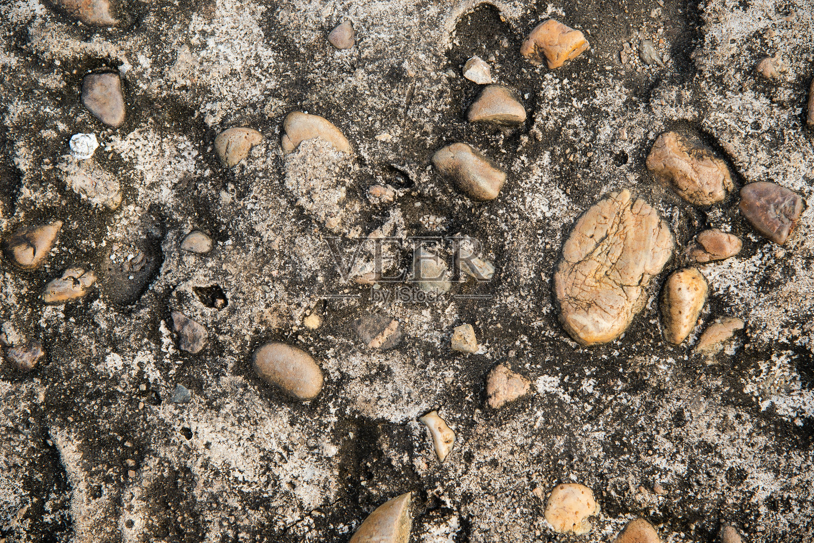 由混凝土和小石头制成的人行道。照片摄影图片