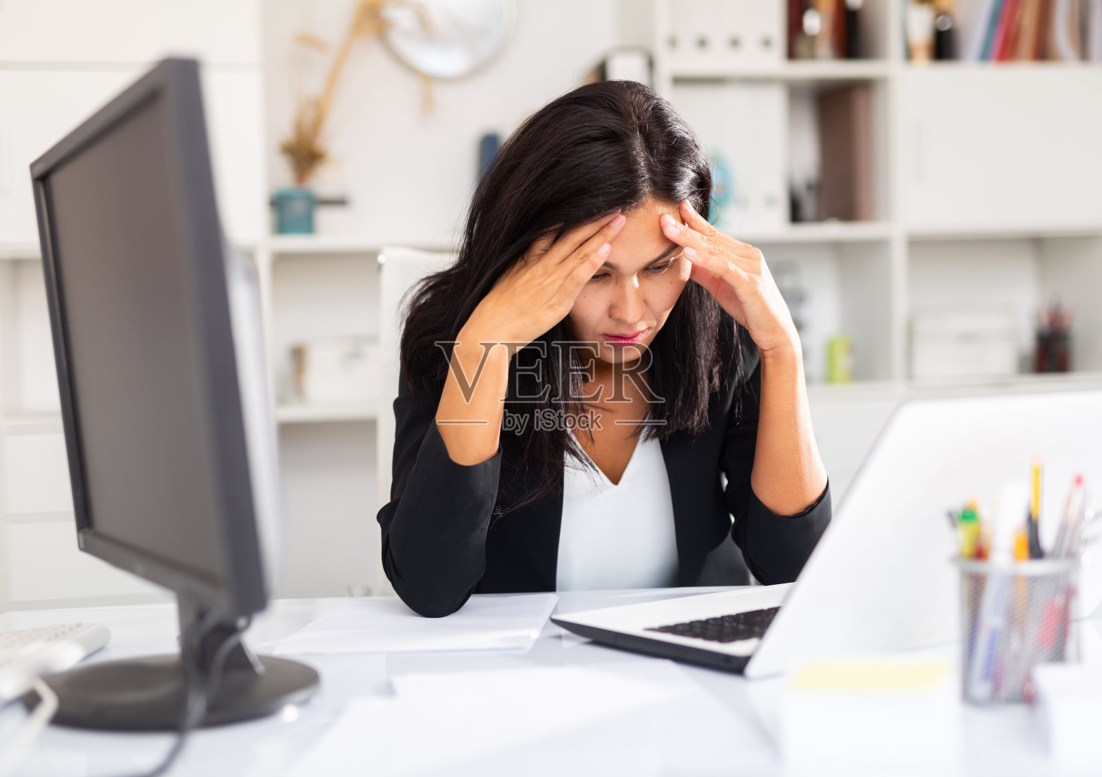 愤怒的女性经理在办公室中经历情绪照片摄影图片