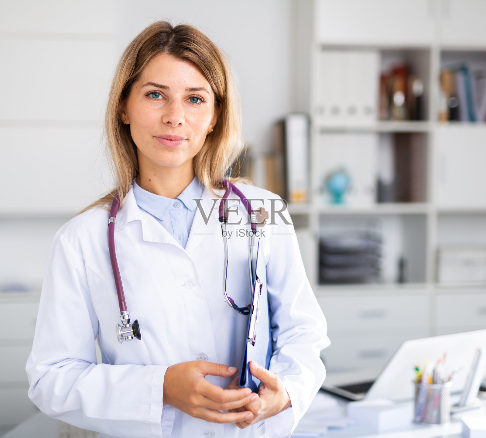 阳性女医生,听诊器在柜内工作照片摄影图片