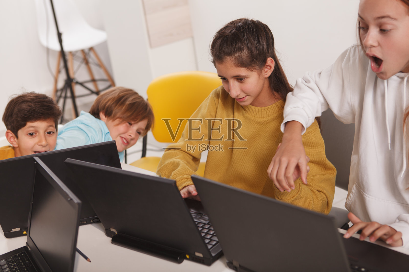 做项目的学生们照片摄影图片