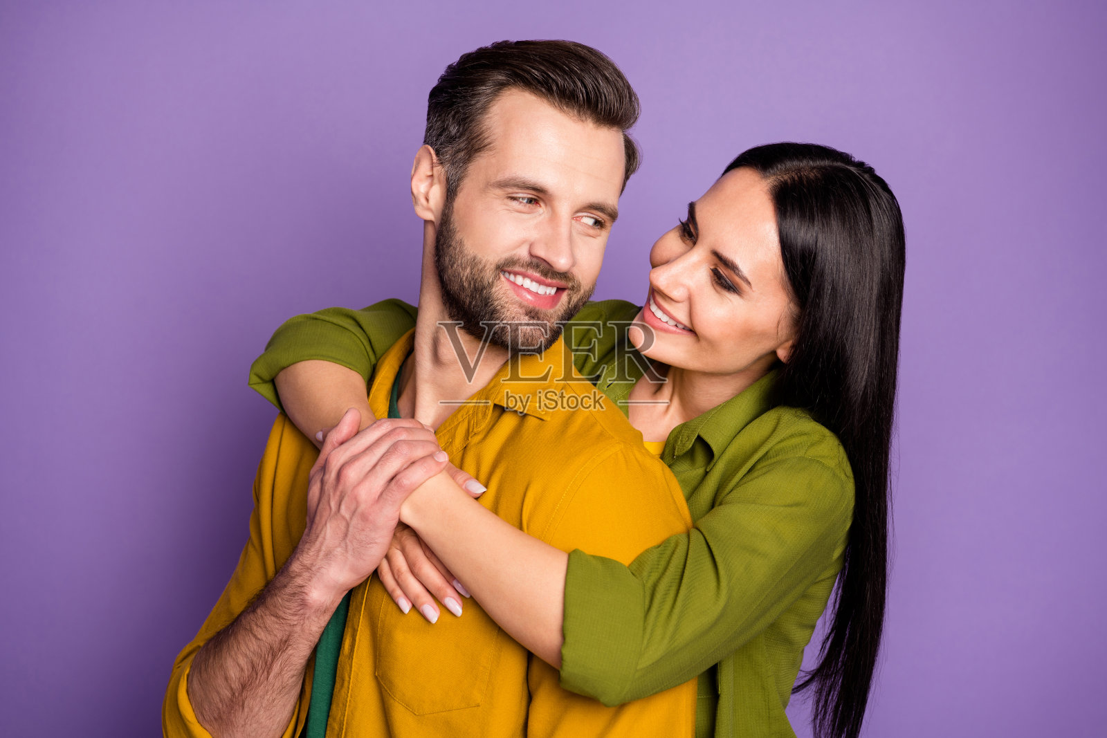 特写照片可爱的女士男孩夫妇拥抱在一起手牵手浪漫的感情看眼睛忽视冠状病毒检疫接触穿休闲衬衫孤立的紫色背景照片摄影图片