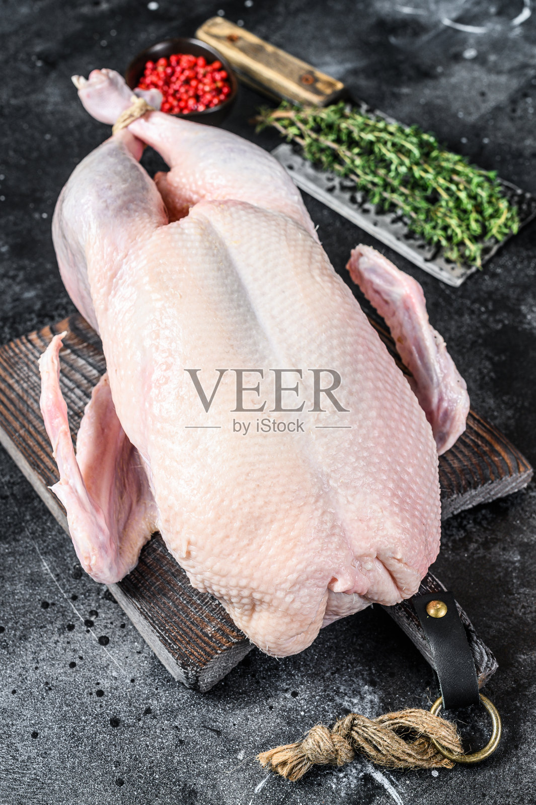 生整鸭、禽肉。黑色背景。俯视图照片摄影图片