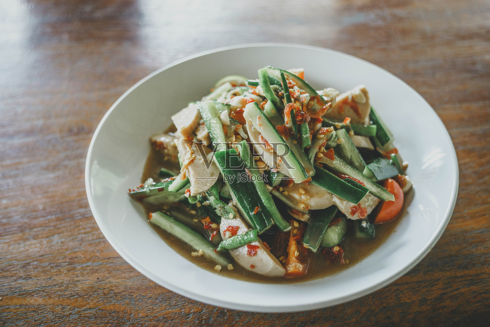 木桌上的辣黄瓜沙拉照片摄影图片