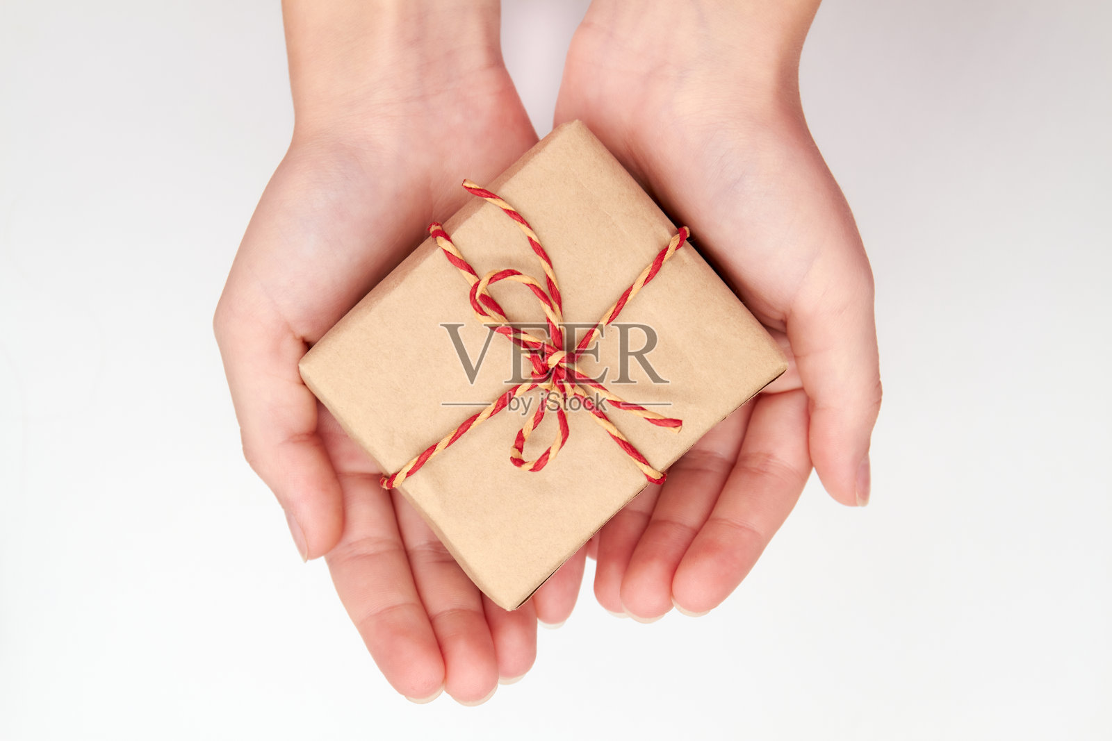 女孩手里拿着圣诞或新年礼物盒子在一个灯光背景照片摄影图片