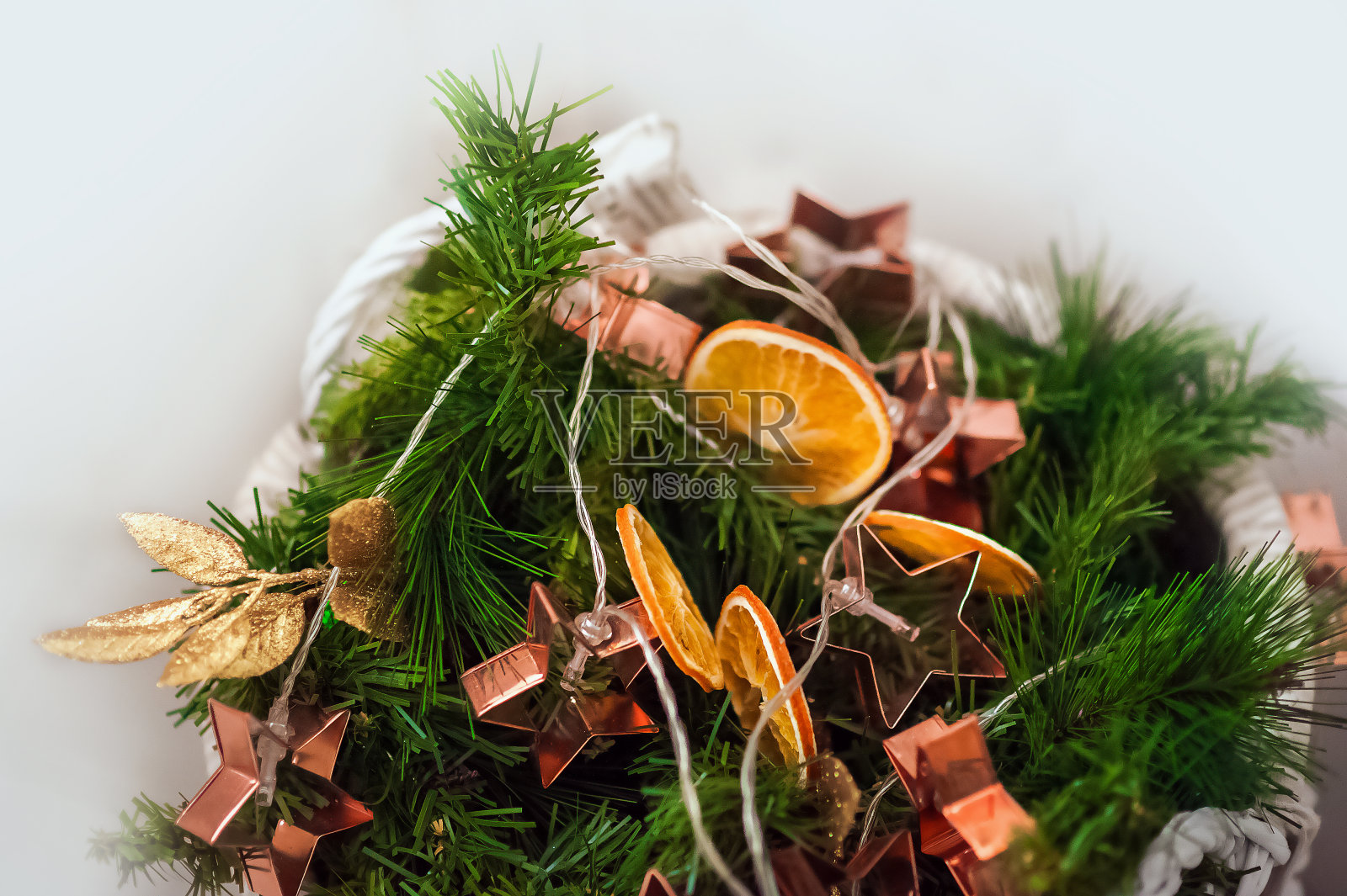 圣诞树装饰的黄金特写和复制空间的细节。圣诞树的树枝和黄色的玩具与空的空间。新2021年。照片摄影图片