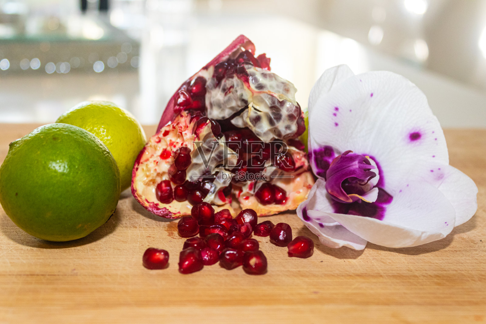 特写打开石榴在一个木盘子照片摄影图片