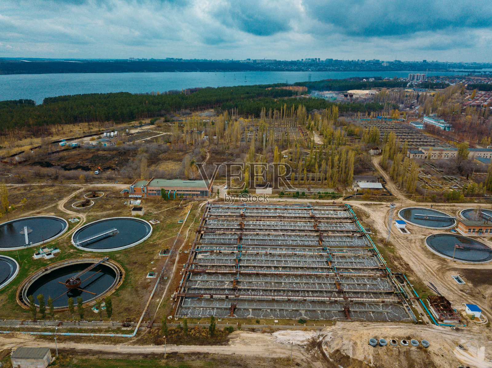 现代工业废水处理厂鸟瞰图,从无人机照片摄影图片