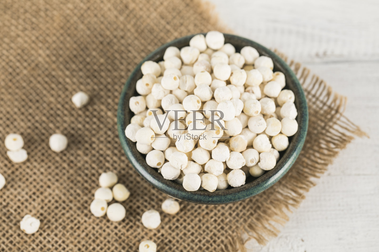 干狐狸坚果或烤莲子或makhana或营养莲子碗照片摄影图片