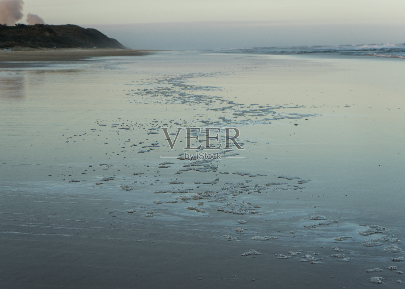 日落时分,水边泡沫的照片照片摄影图片