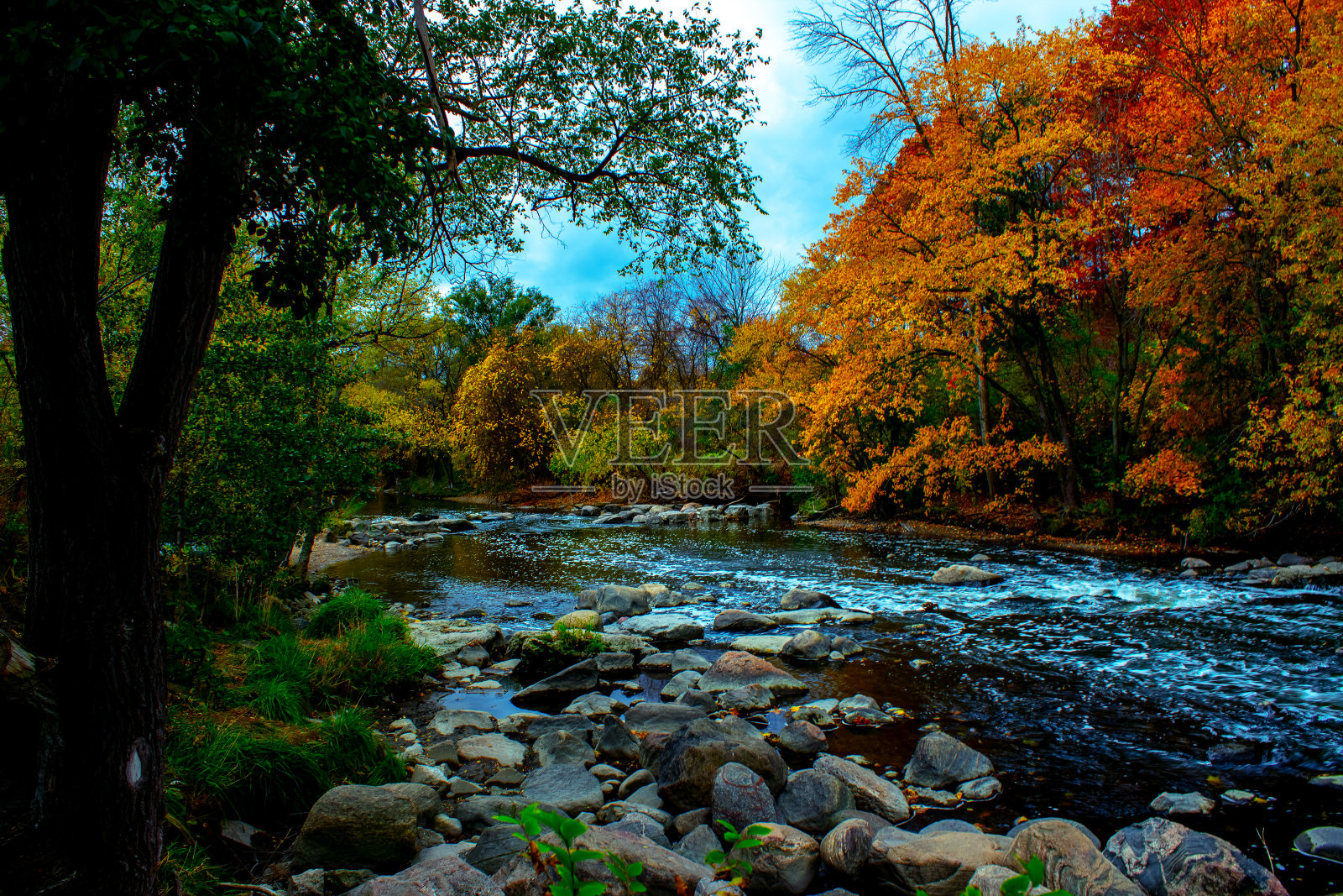 秋天顺流而下照片摄影图片