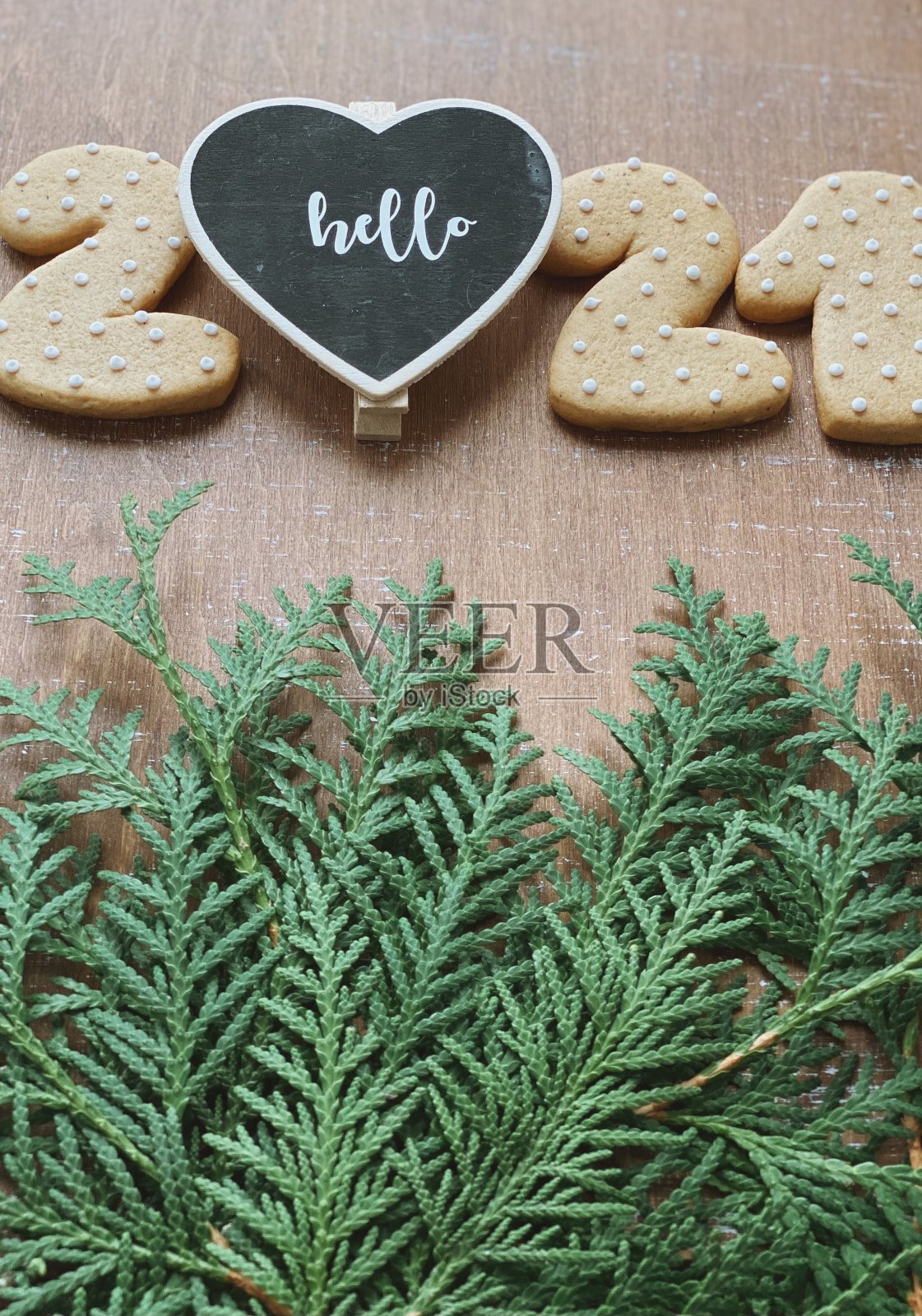 你好,2021,带有黑板和姜饼的乡村壁纸照片摄影图片