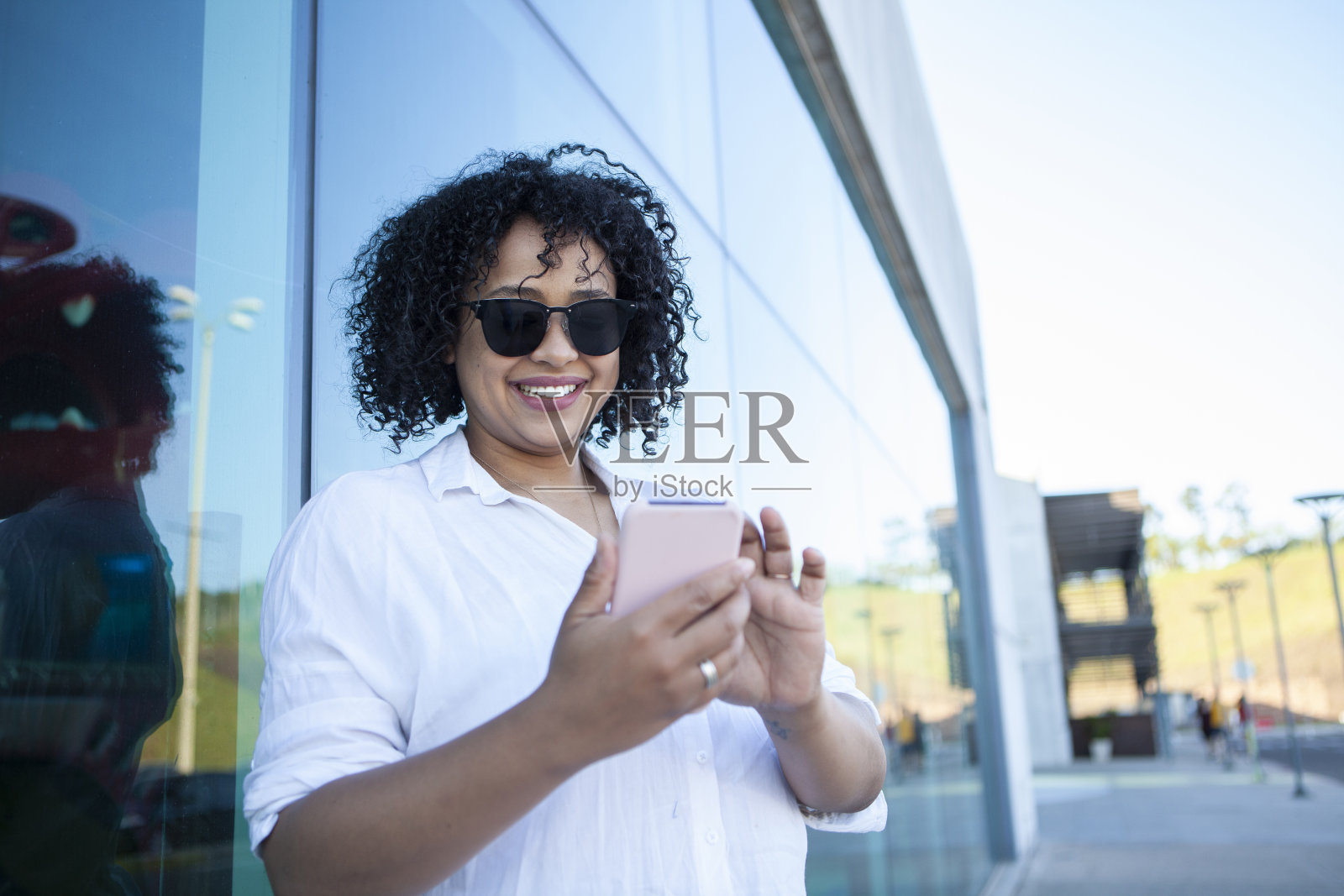 一个女人在街上用智能手机。在线约会的概念。照片摄影图片