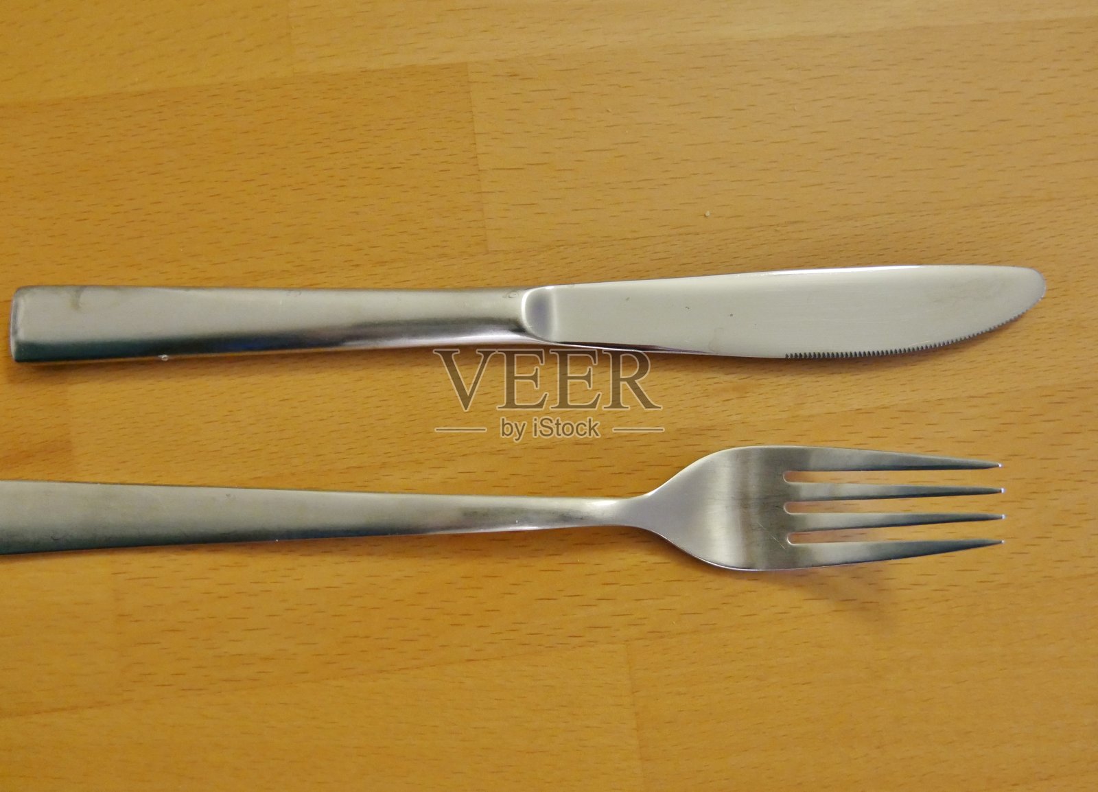 刀和叉放在桌子上照片摄影图片