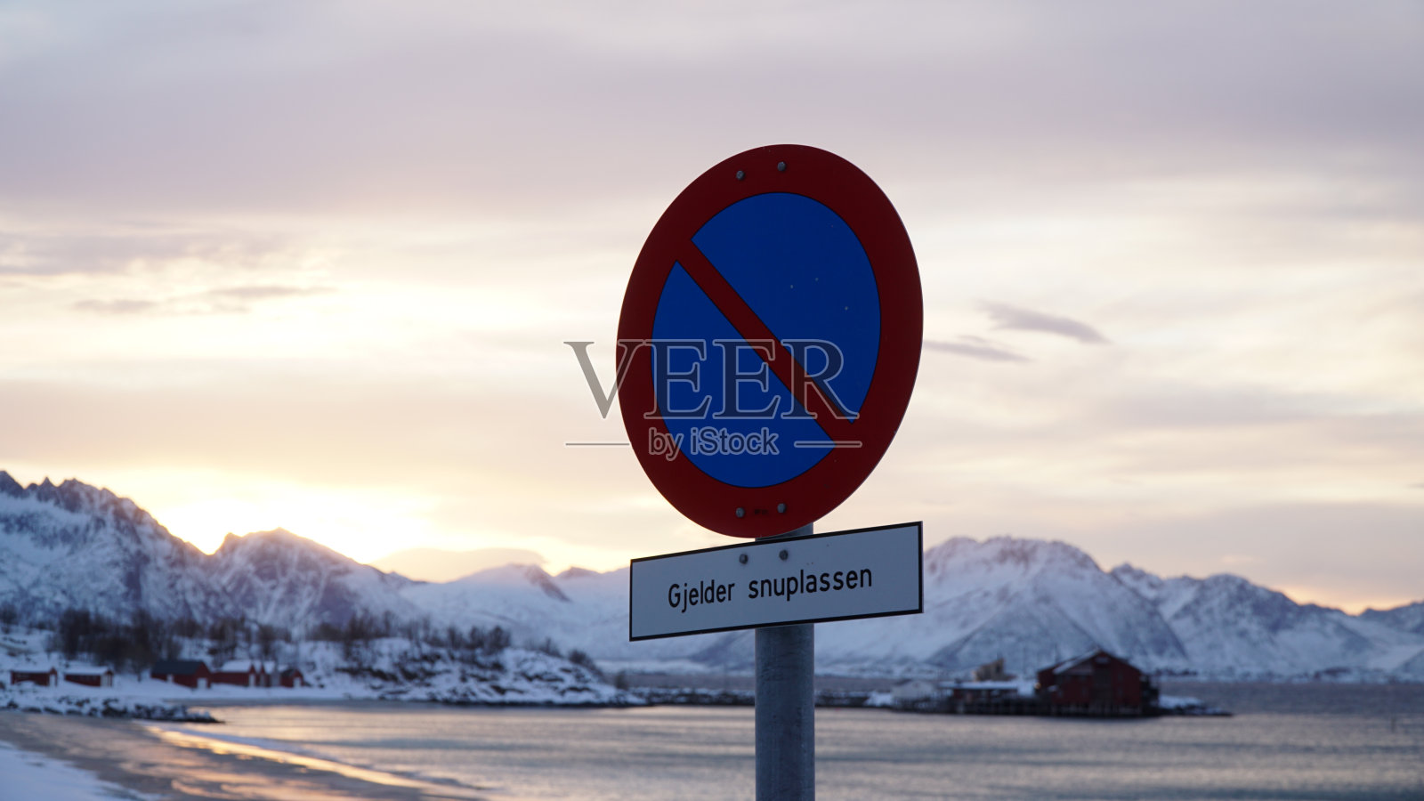 挪威森加岛,日落时以山脉为背景的Bøvær海滩。照片摄影图片