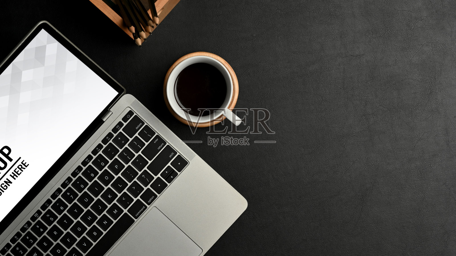 黑色概念工作区与笔记本电脑,咖啡杯和复制空间,包括剪切路径照片摄影图片