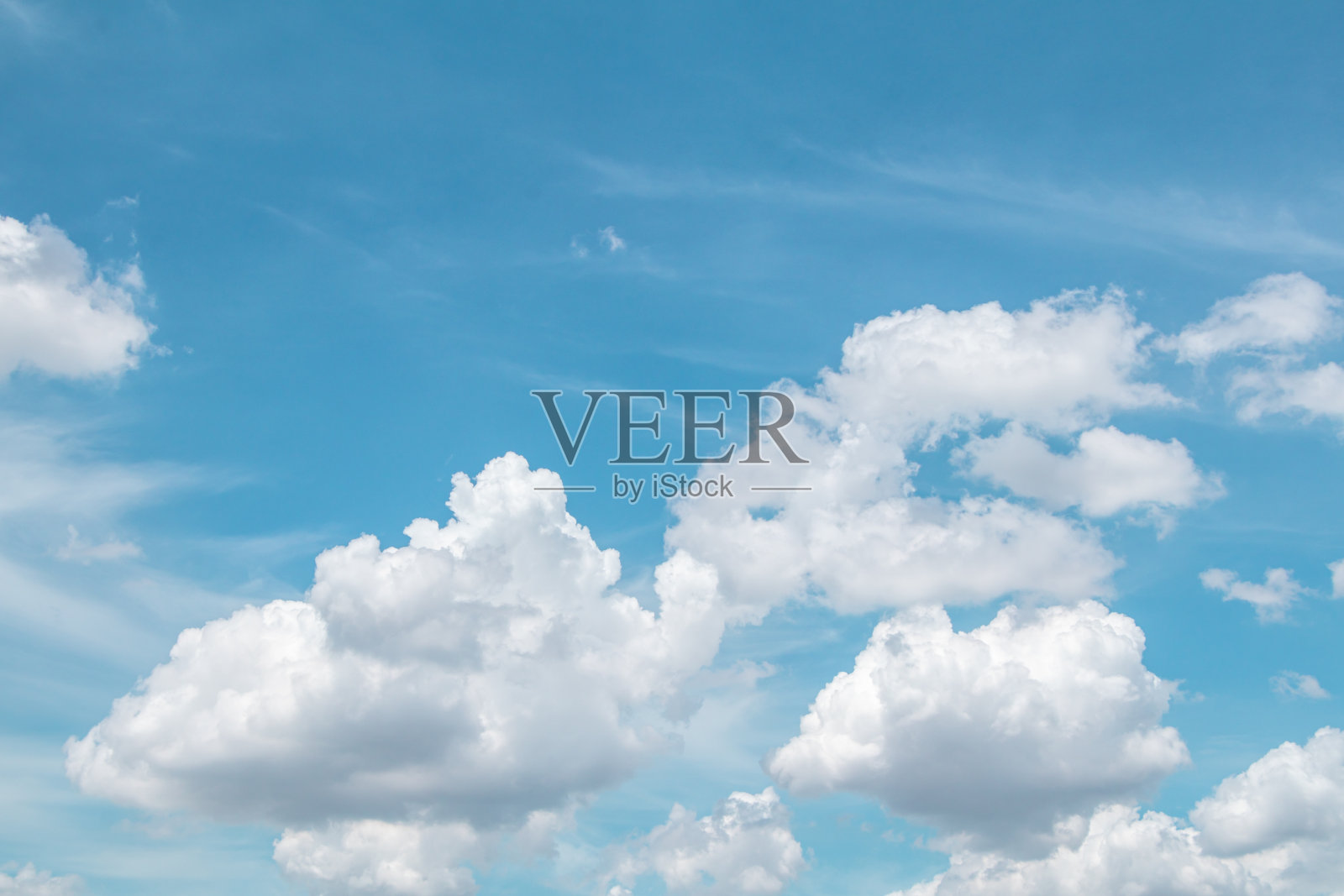 美丽的天空和柔和的云彩。柔和的云在天空背景蓝色调。照片摄影图片