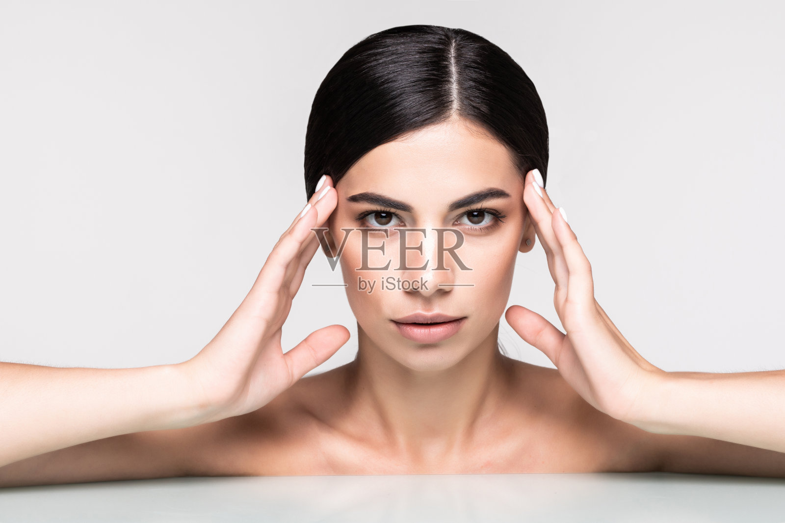 美丽的女人的脸与化妆和美丽健康的皮肤隔离在白色的背景照片摄影图片