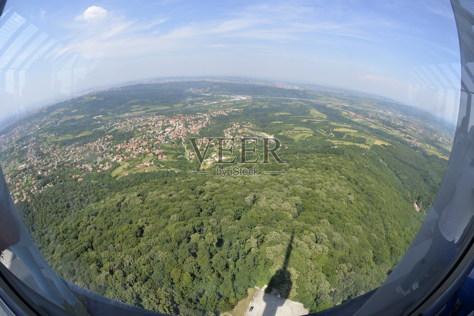 透过鱼眼镜头从高塔上看到的乡村全景照片摄影图片