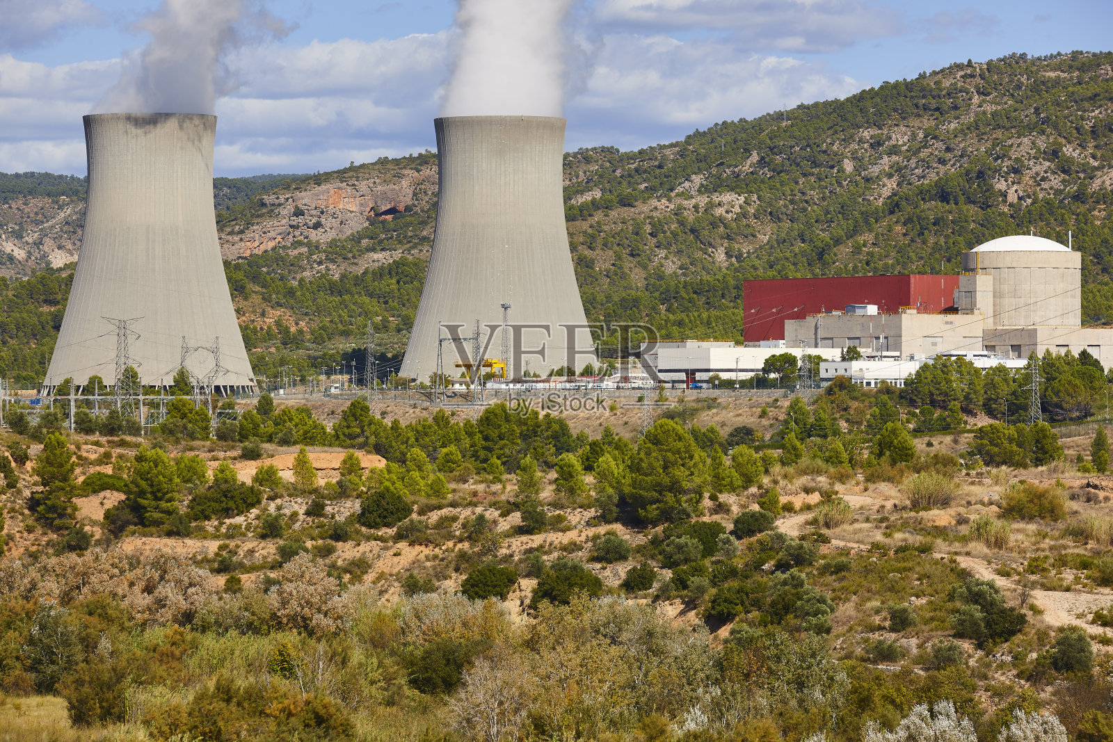 核电站的烟囱里有蒸汽。能源行业照片摄影图片