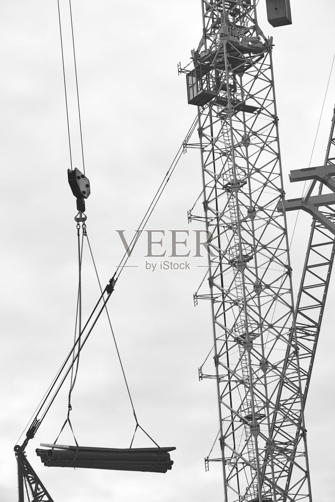 黑白伸缩起重机。建筑行业照片摄影图片