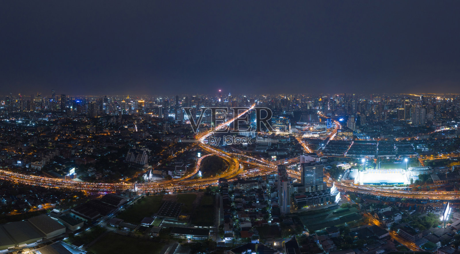 在高速公路路口行驶的汽车鸟瞰图。桥梁、街道、道路在建筑网络中的连接概念。前视图。曼谷夜市,泰国。照片摄影图片