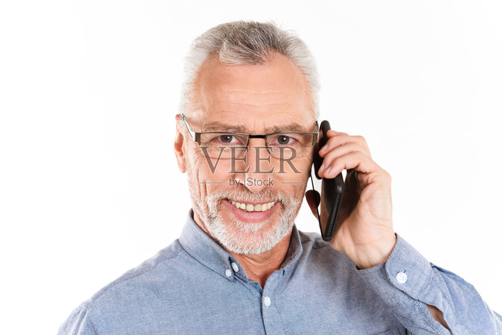 一个微笑的成熟男人用智能手机聊天的肖像照片摄影图片