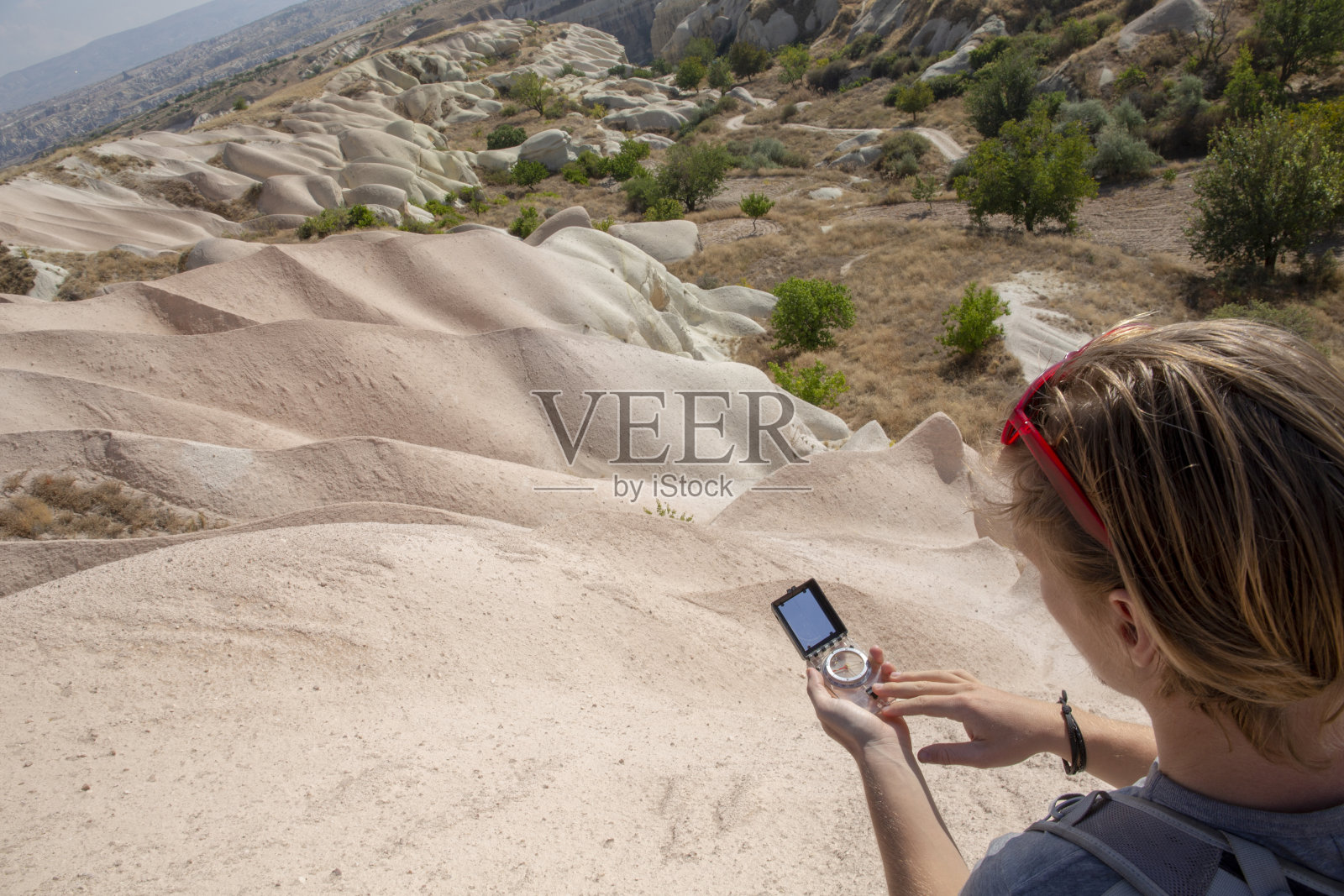 年轻人早晨徒步穿越沙丘照片摄影图片