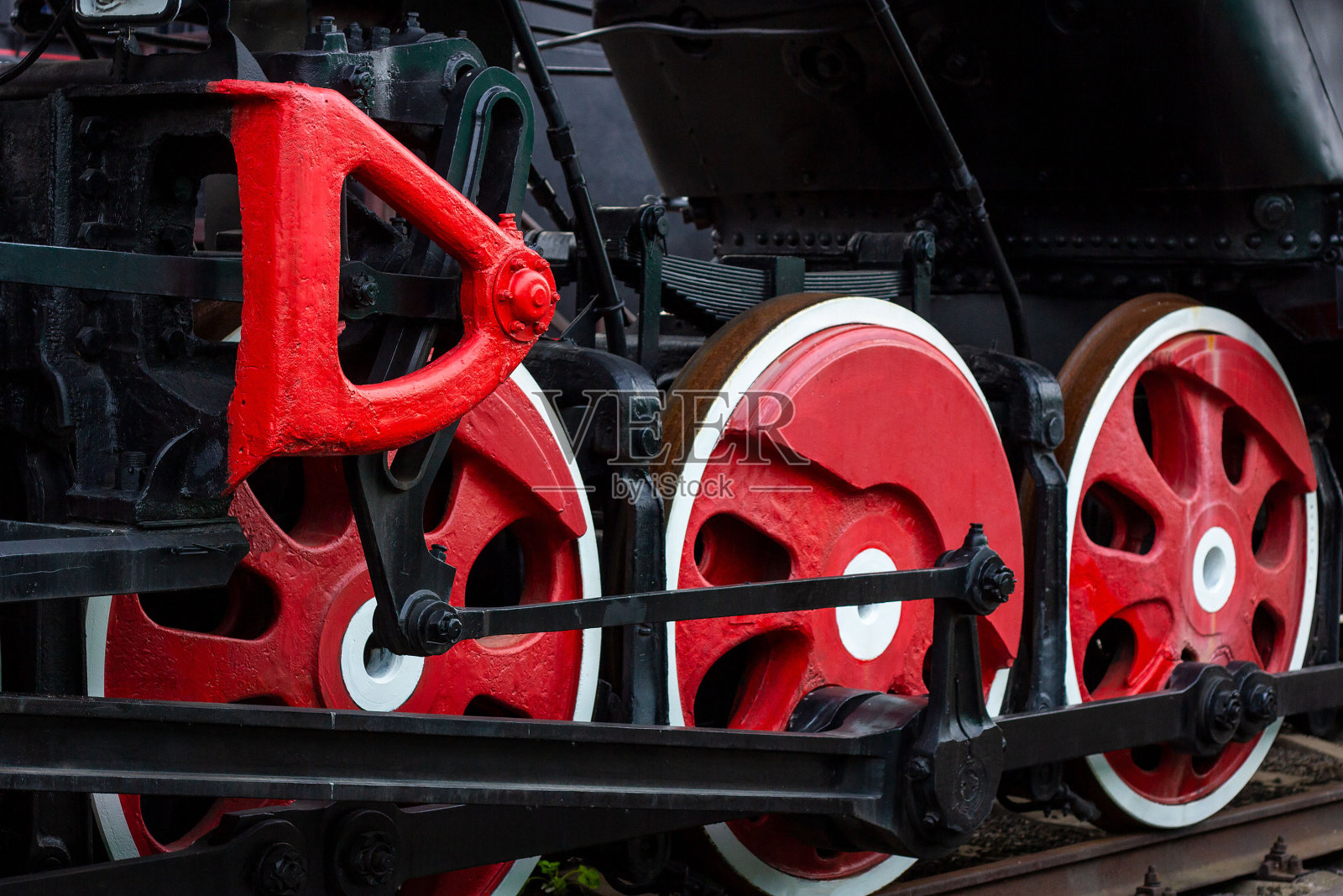 旧的黑色和红色的复古蒸汽机车车轮在火车站。老式火车停留在铁路上照片摄影图片