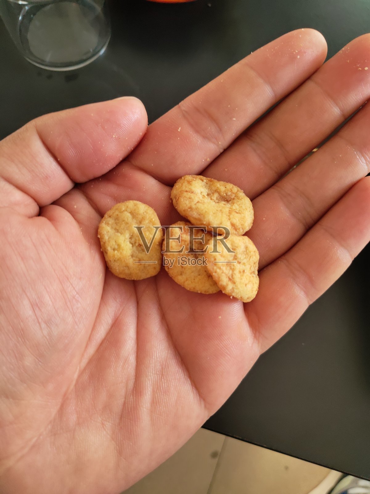 手上有四颗豆子照片摄影图片