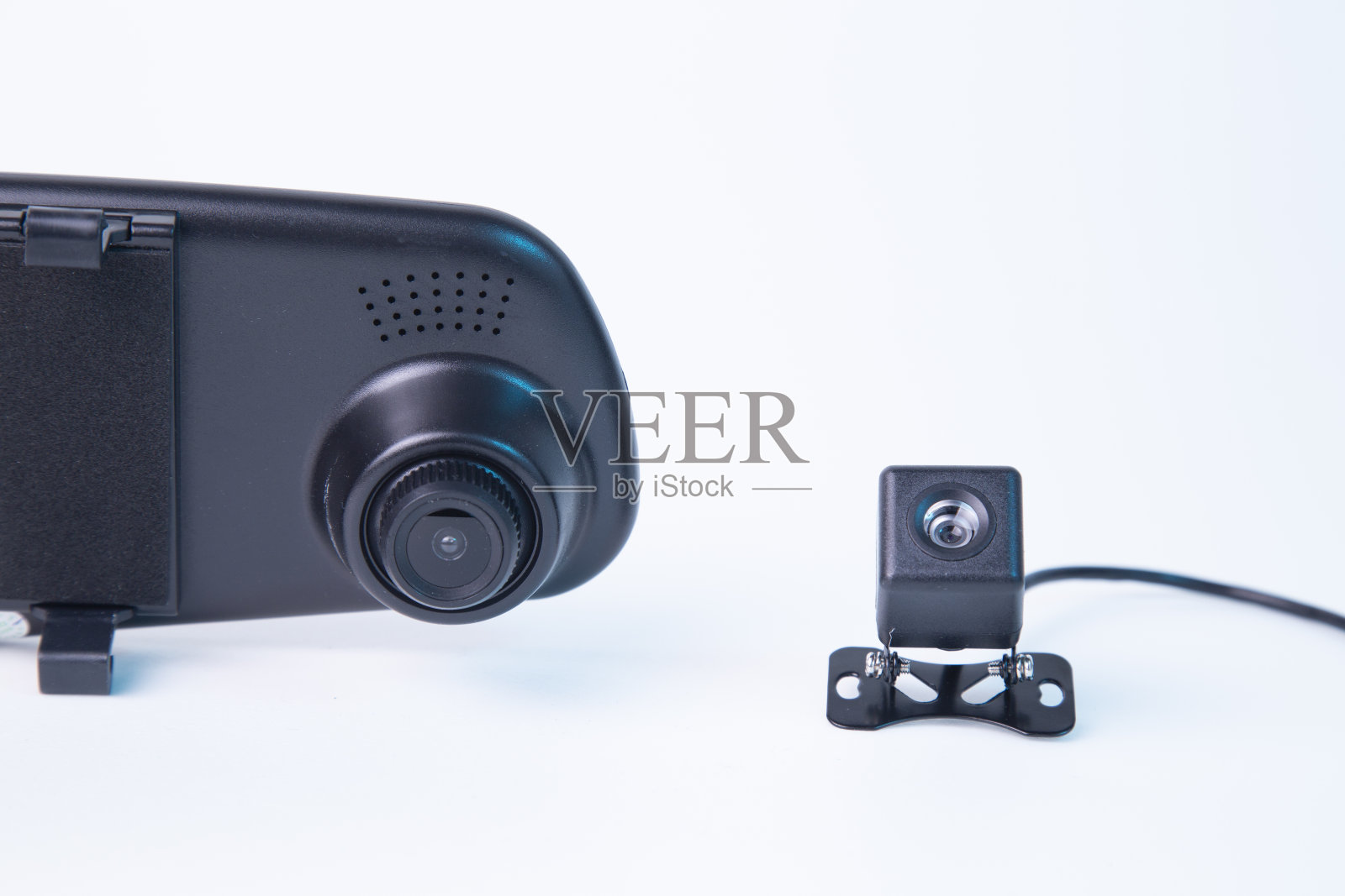 后视镜与DVR和后视镜摄像头。照片摄影图片