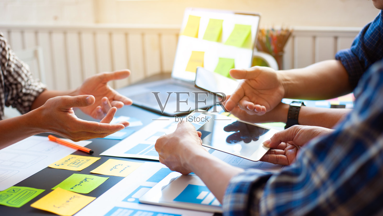 设计师们有一个头脑风暴会议来设计网站和移动应用程序。照片摄影图片