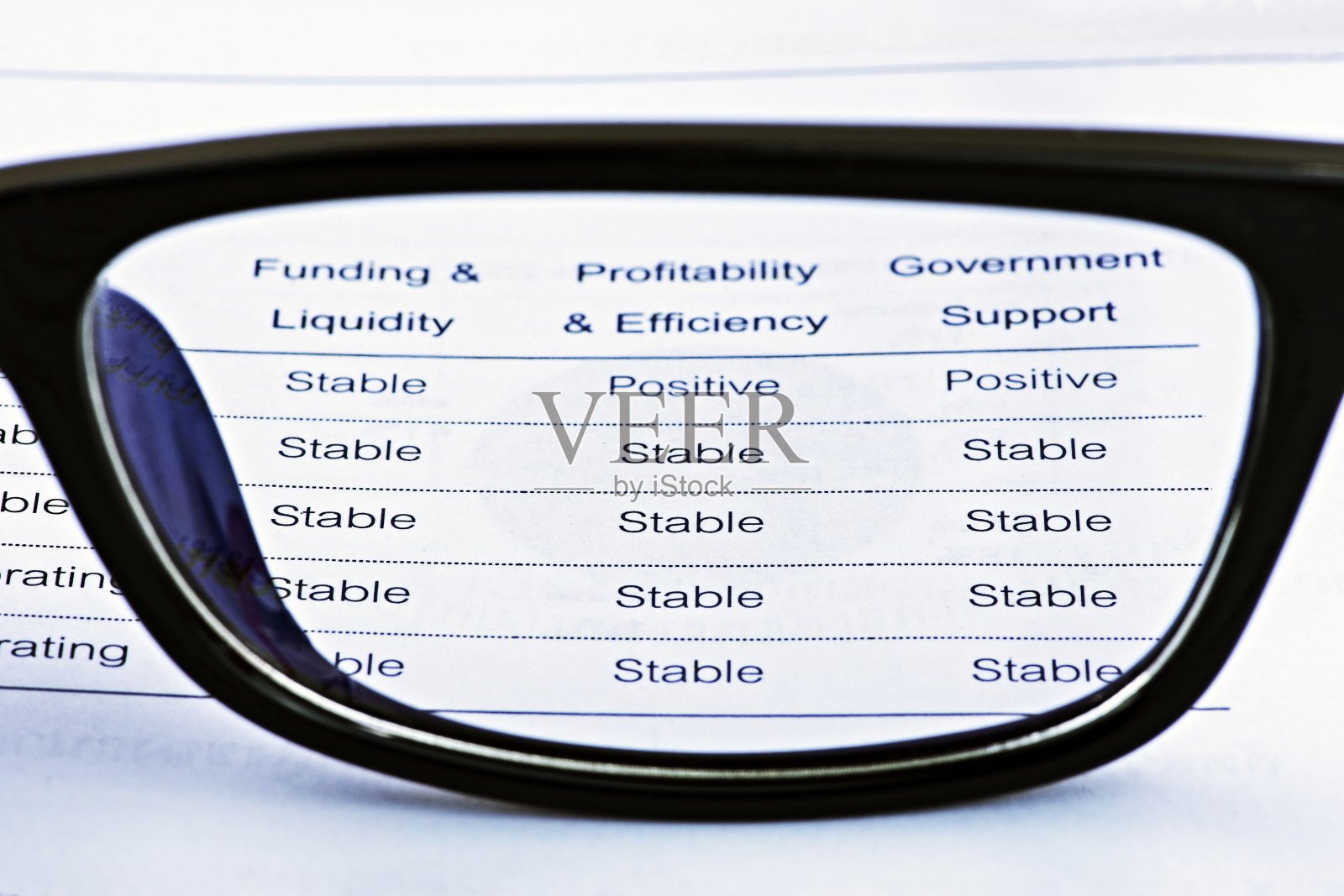 可行性报告通过眼镜。照片摄影图片