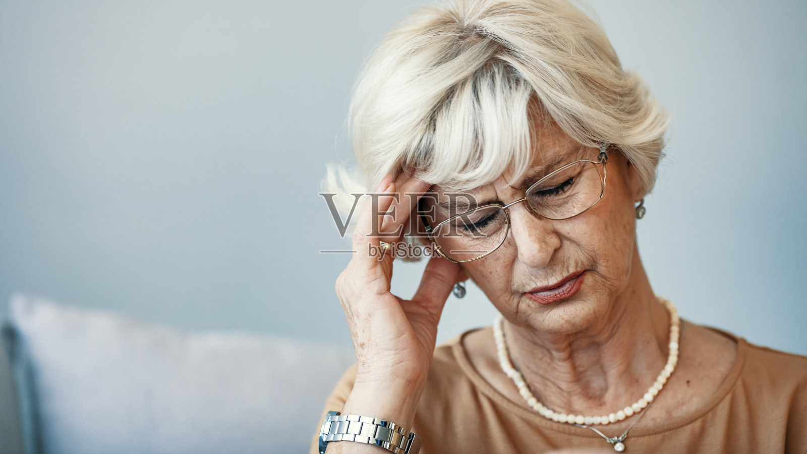 老年女性头痛照片摄影图片