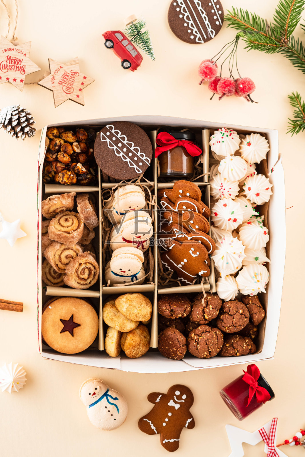 美味的自制圣诞饼干装在工艺盒里。特写视图照片摄影图片
