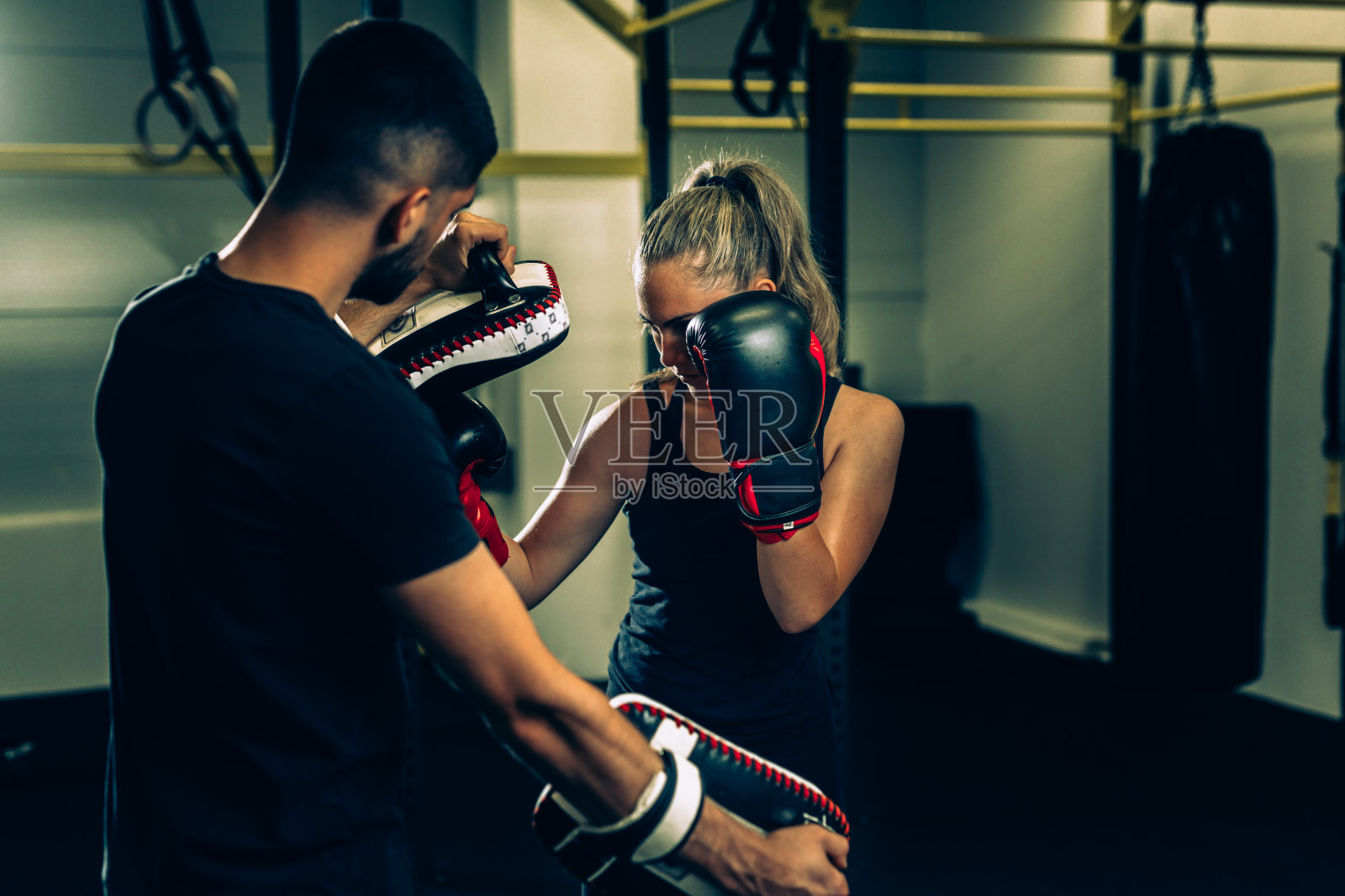 女人和她的教练准备形式拳击照片摄影图片