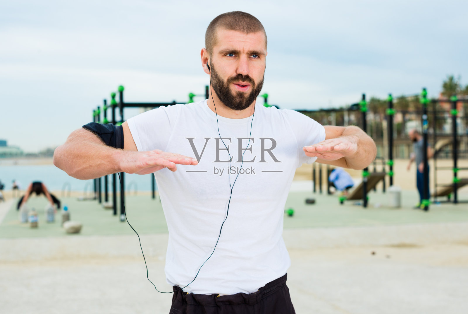 热热身的年轻人照片摄影图片