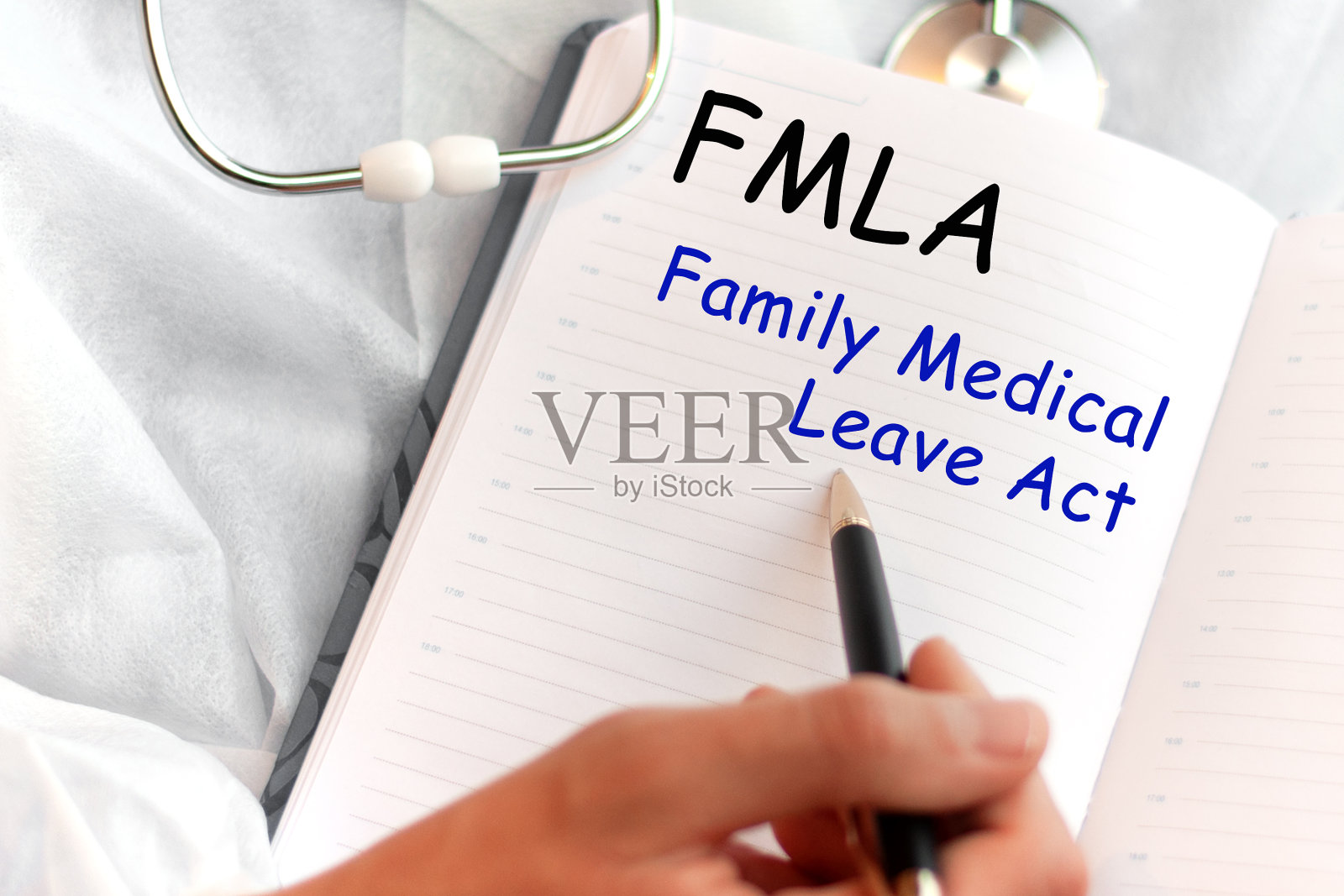 医生持有一张带有FMLA家庭医疗休假法案医疗概念的卡片照片摄影图片