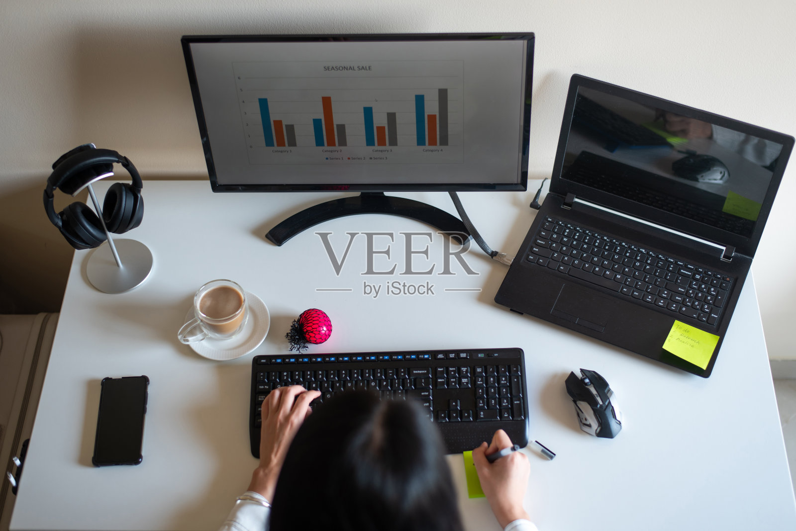 女人在家里的白色书桌上工作照片摄影图片