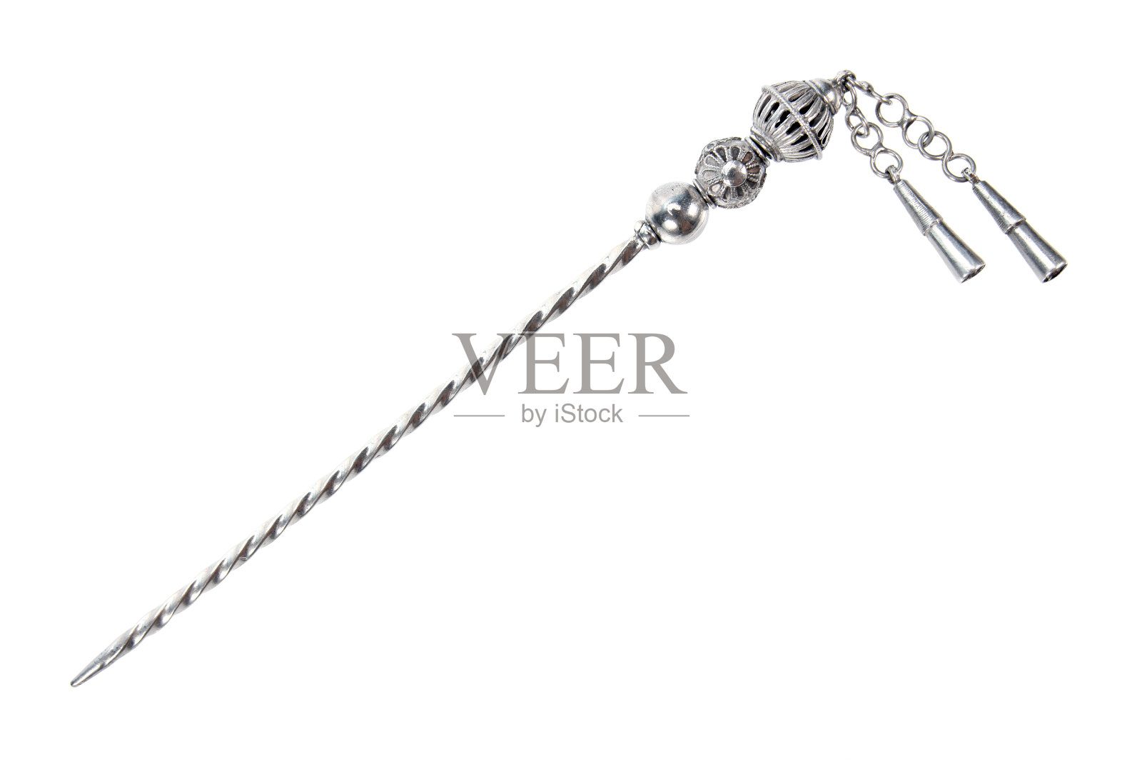 银色发夹孤立在白色背景上。银丝盘发簪装饰以花卉图案与链条图案相隔离照片摄影图片