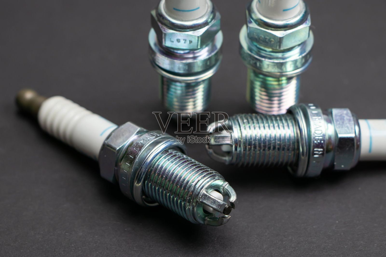 火花塞在黑色背景上。汽车、摩托车配件照片摄影图片