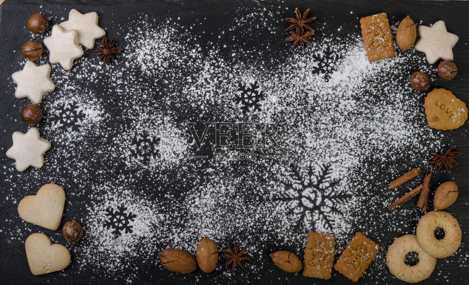 由姜饼、坚果、香料和糖粉制成的框架。照片摄影图片